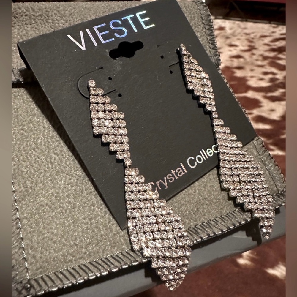 VIESTE CRYSTAL
COLLECTION EARRINGS: